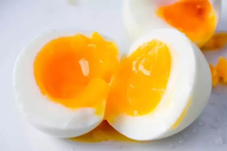 boiled chicken egg for a carbohydrate free diet