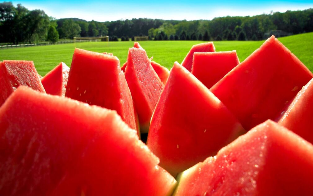 Juicy watermelon slices help remove toxins from the body